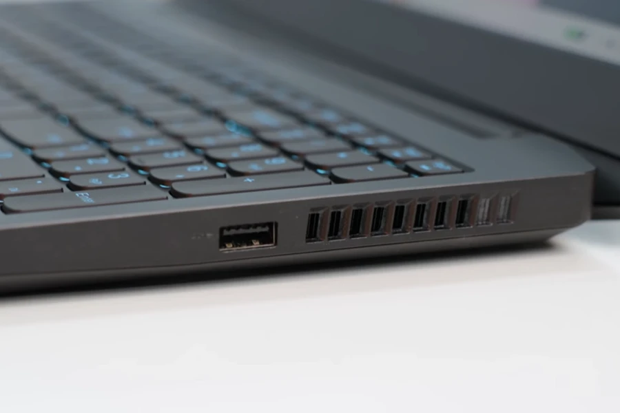 Cổng chuyển bên phải IdeaPad Gaming 3