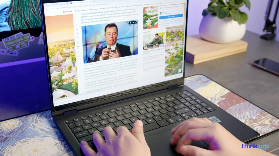 Touchpad lớn của LG Gram 16 2-in-1 2022, phủ kính, cho thao tác vuốt chạm mượt mà, chính xác.