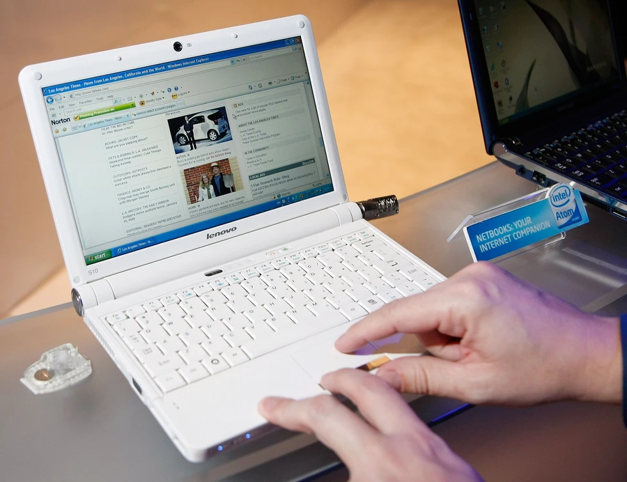 Netbook laptop là một loại máy tính xách tay cá nhân với kích thước siêu nhỏ gọn