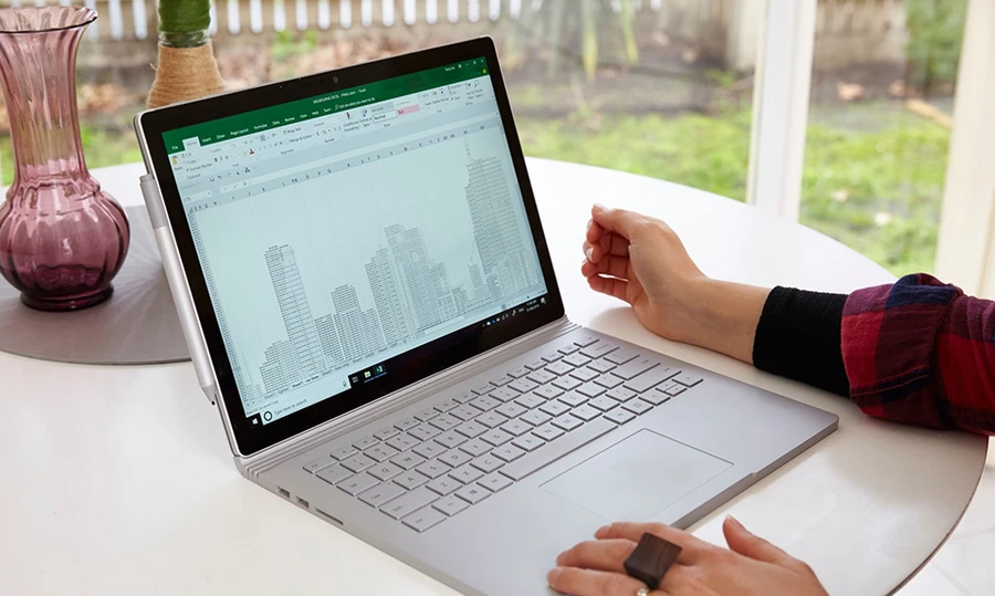 Laptop với 8GB RAM, đủ cho đa nhiệm Excel và các ứng dụng khác.