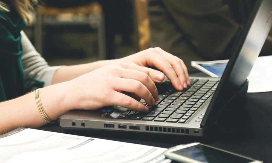 Laptop 15.6-inch với bàn phím full-size, có đèn nền, phù hợp nhập liệu kế toán.