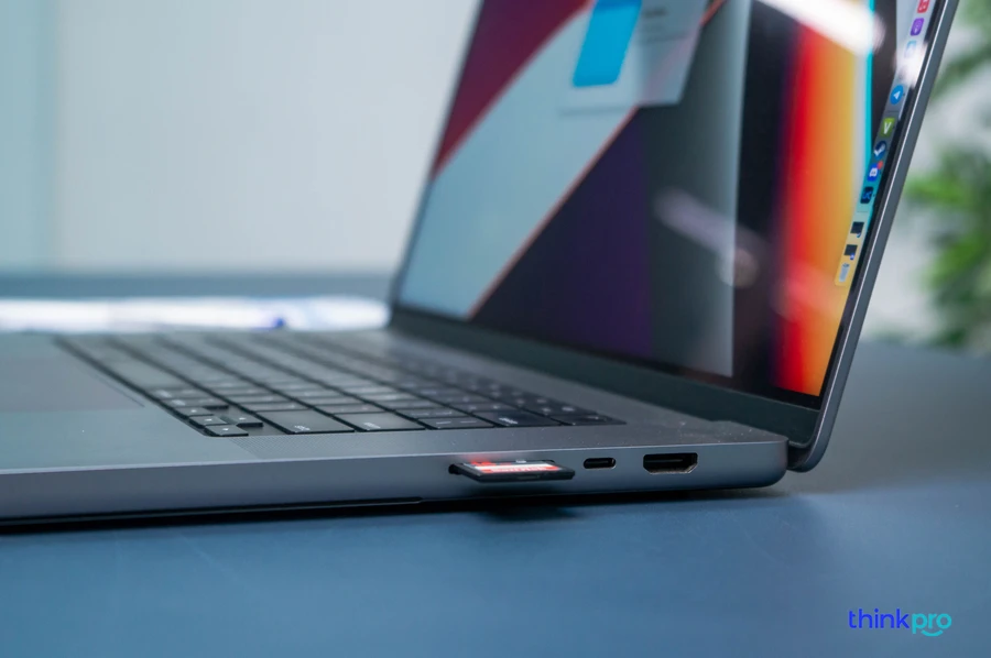 MacBook Pro 16 2021 với thiết kế vuông vắn, dày dặn, có khe SDXC, HDMI và MagSafe.