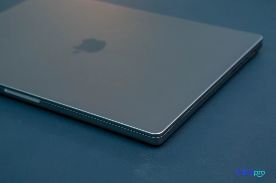 MacBook Pro 16 2021 với vỏ nhôm cao cấp, các góc bo cong mềm mại.