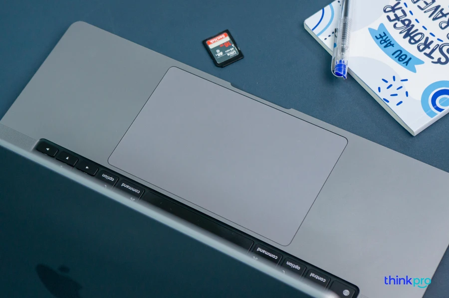 Touchpad MacBook Pro 16 2021 M1 Pro phủ kính mịn mượt, cảm ứng lực Haptic Touch.