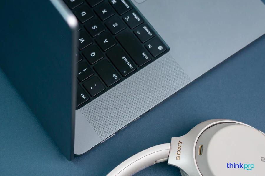 MacBook Pro 16 inch 2021 với loa lớn và touchpad kính mịn mượt