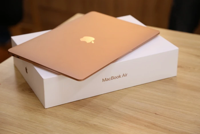 MacBook Air M1 2020 xách tay màu xám, giá rẻ hơn hàng chính hãng.
