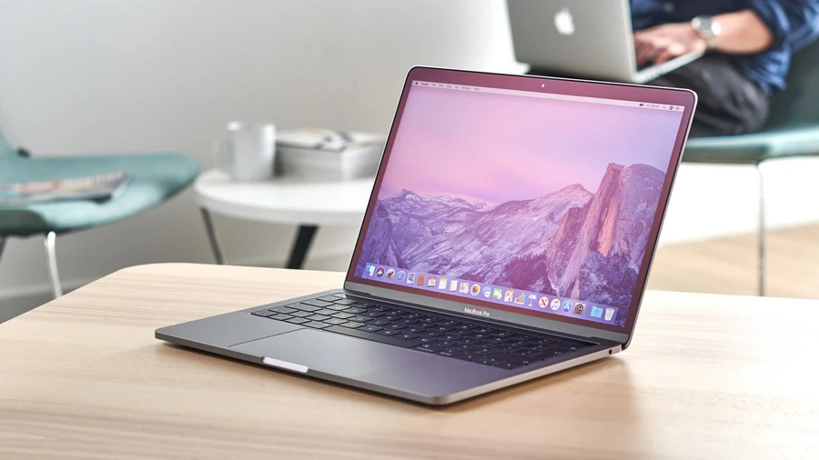 MacBook Pro 13 inch 2020 với bộ xử lý Intel Core i5/i7, GPU Iris Plus, SSD 512GB, 4 cổng Thunderbolt 3, RAM 16GB.