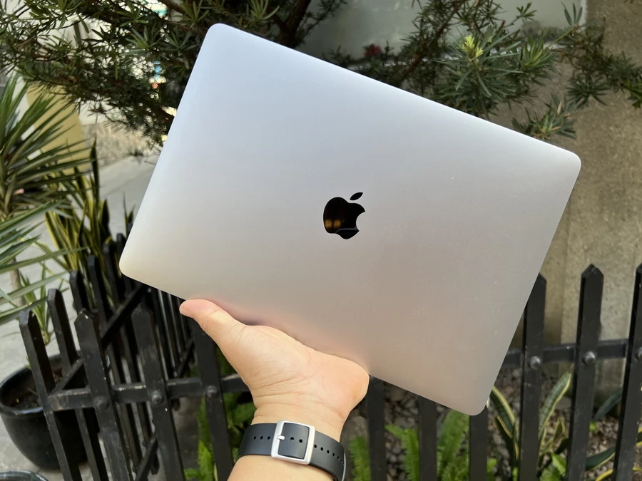 MacBook Pro 13 inch 2020 với bàn phím Magic Keyboard, màn hình Retina sáng
