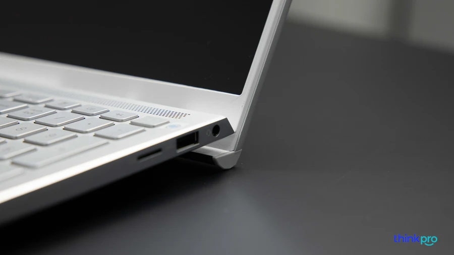 Cổng kết nối Dell Inspiron 15 7501
