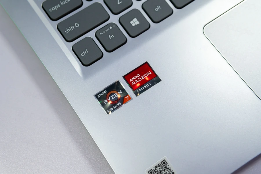 Laptop ThinkPro chạy Revit với chip AMD Ryzen và RAM 16GB.