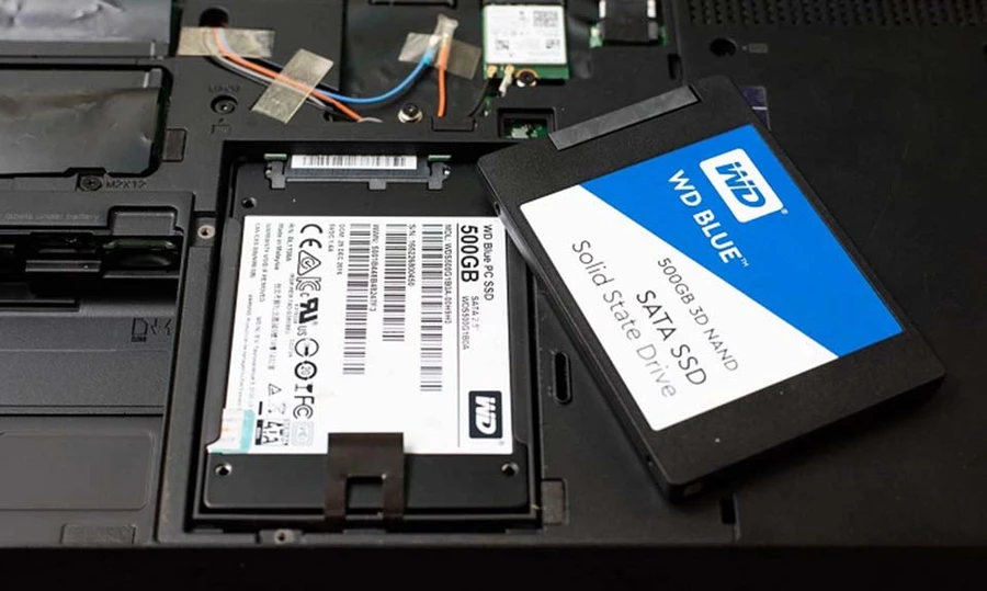 Laptop kế toán có ổ cứng SSD 256GB, card đồ họa tích hợp mạnh mẽ.