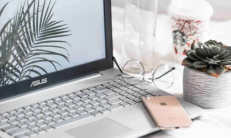 Bàn phím full-size và cổng xuất hình trên laptop cho kế toán