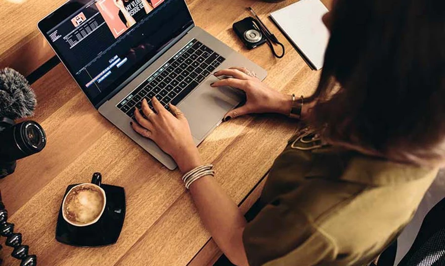 Laptop mỏng nhẹ, thiết kế hiện đại, phù hợp cho công việc edit video di động.