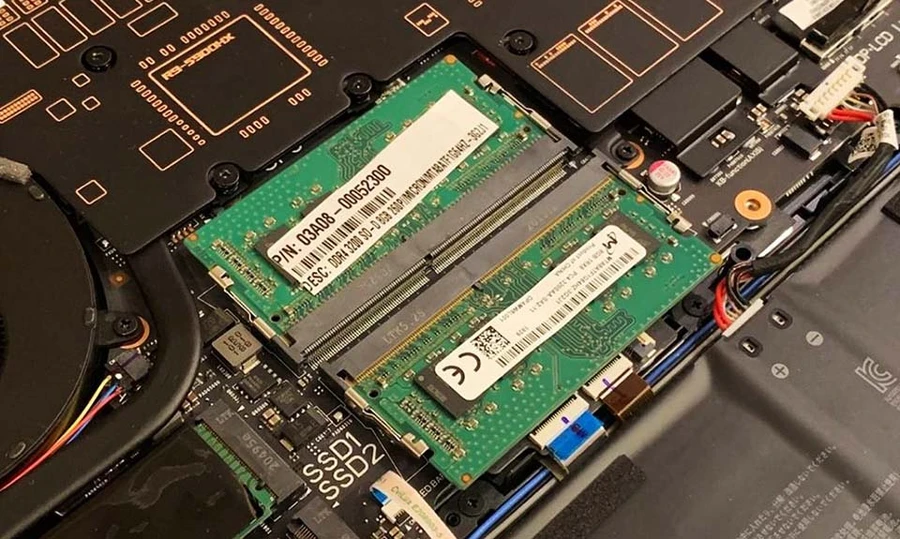 Laptop đang được sử dụng để chỉnh sửa video, cho thấy màn hình hiển thị giao diện phần mềm chỉnh sửa.