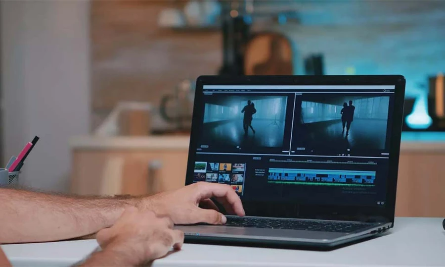 Màn hình laptop hiển thị timeline chỉnh sửa video, với các thông số chất lượng cao.
