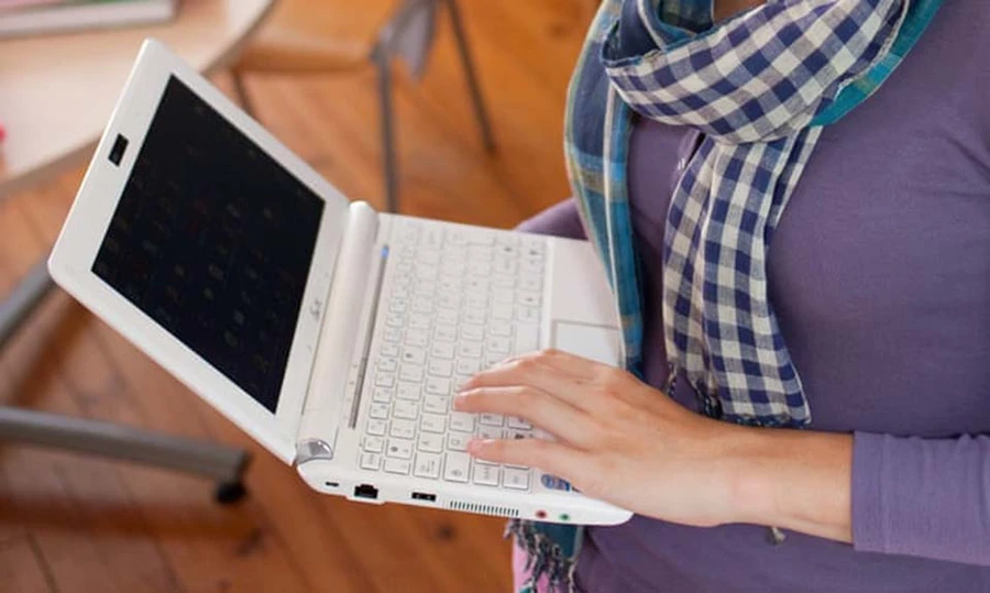 Cả Netbook lẫn laptop đều chạy Windows 7 Starter Edition hoặc Windows 8 RT