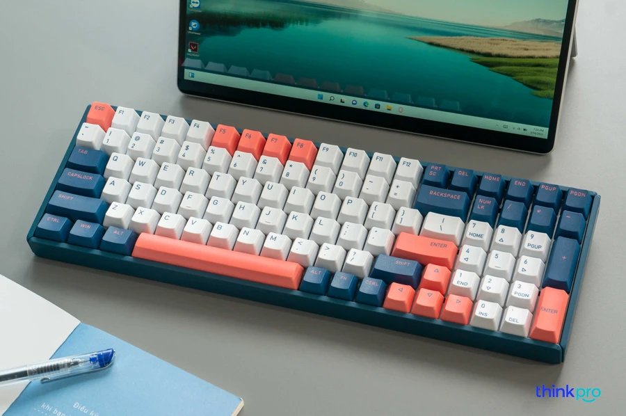 Chiếc phím IQUNIX F96 Coral Sea, sử dụng phối ba màu Đỏ Cam, Trắng và Xanh Biển