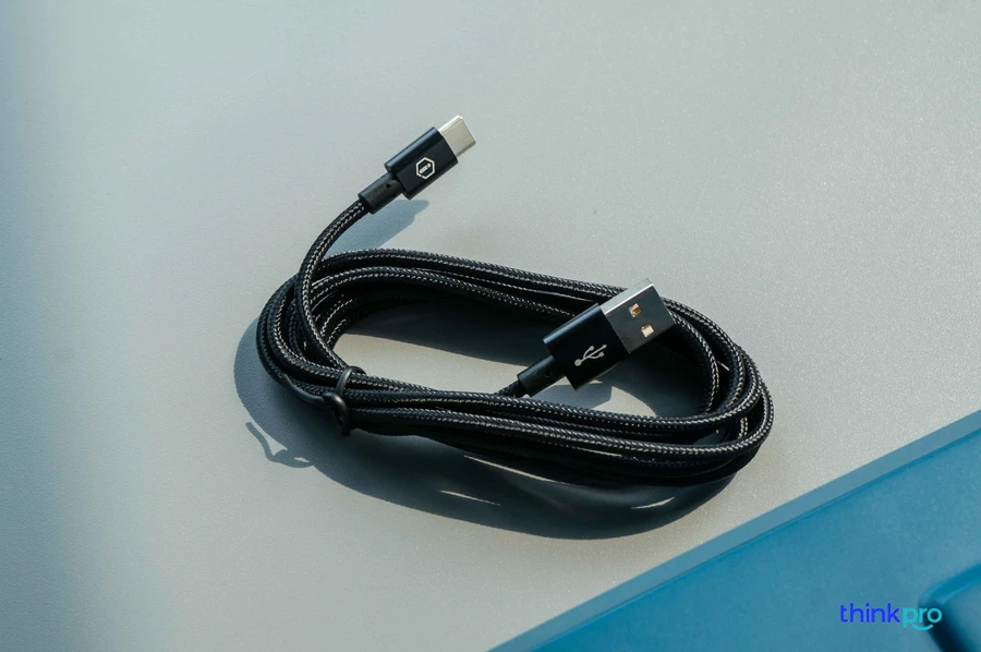 Cáp USB-C đi kèm trong hộp sản phẩm