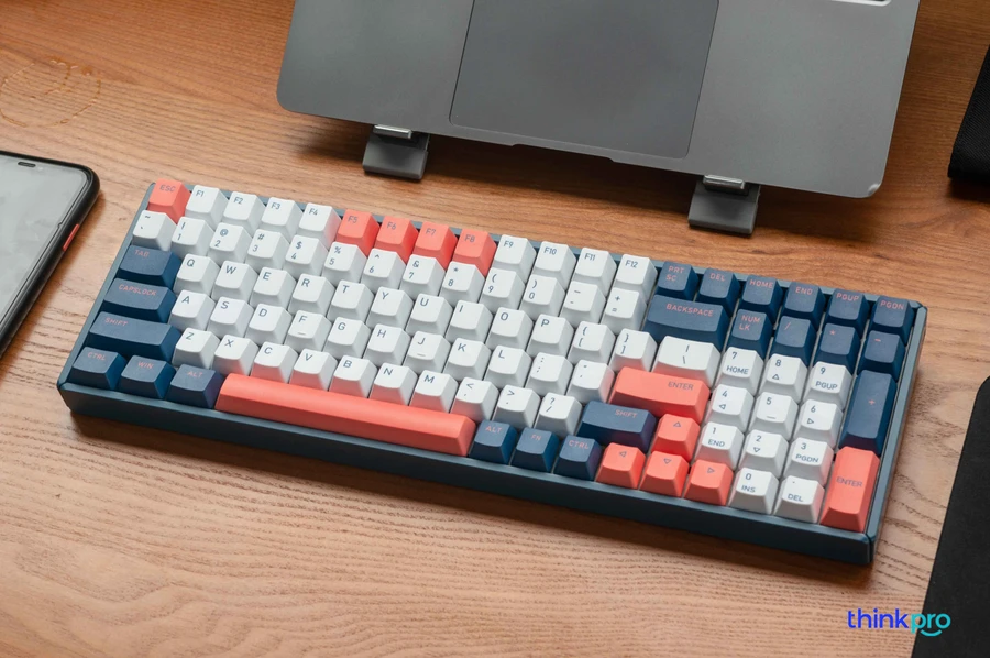 Layout của IQUNIX F96 Coral Sea sẽ là dạng cắt gộp của full-size số phím giờ đây sẽ chỉ là 96