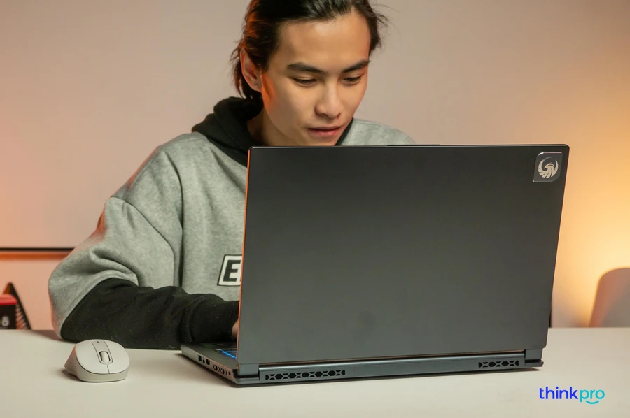 Ngay từ cái nhìn đầu tiên, MSI Delta 15 đã gây ấn tượng tốt với người viết nhờ sự bóng bẩy, trau chuốt trong từng chi tiết. 
