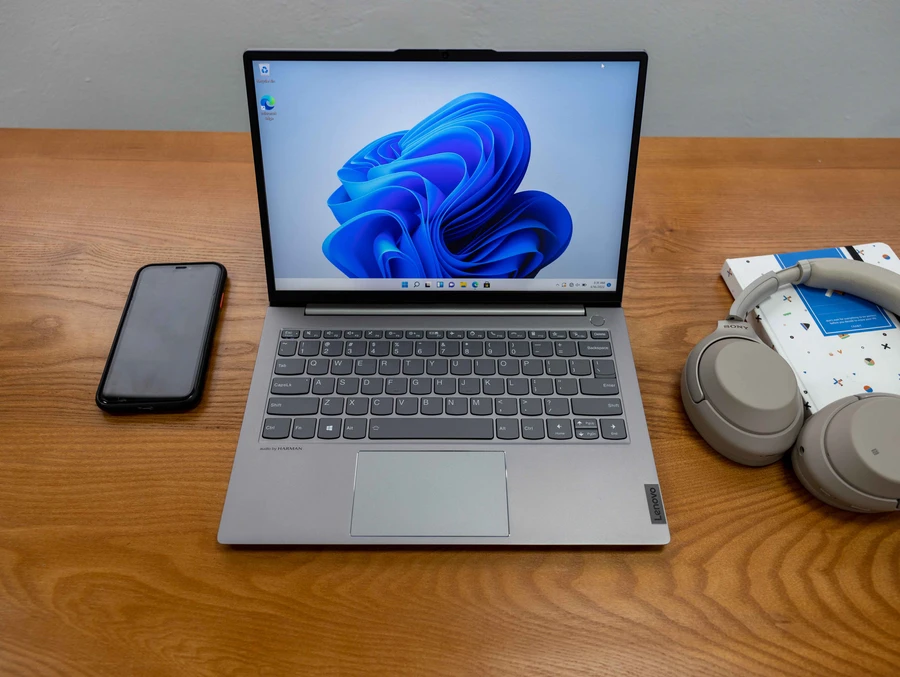 ThinkBook 13s Gen 2 sở hữu màn 2K, kích thước 13 inch, độ phủ màu 100% sRGB và hỗ trợ công nghệ HDR Dolby Vision