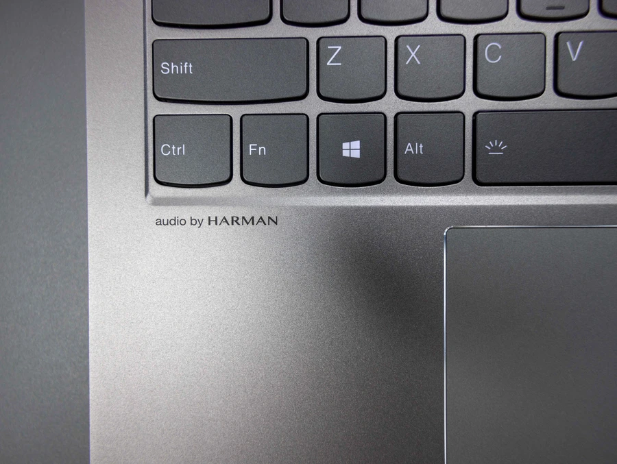 Hệ thống loa được tinh chỉnh bởi Harman Kardon - thương hiệu âm thanh có tiếng trong giới công nghệ