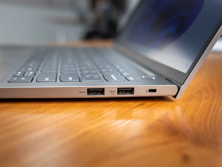 2 cổng USB-A 3.2 Gen 1 và cổng sạc ở lề phải của máy