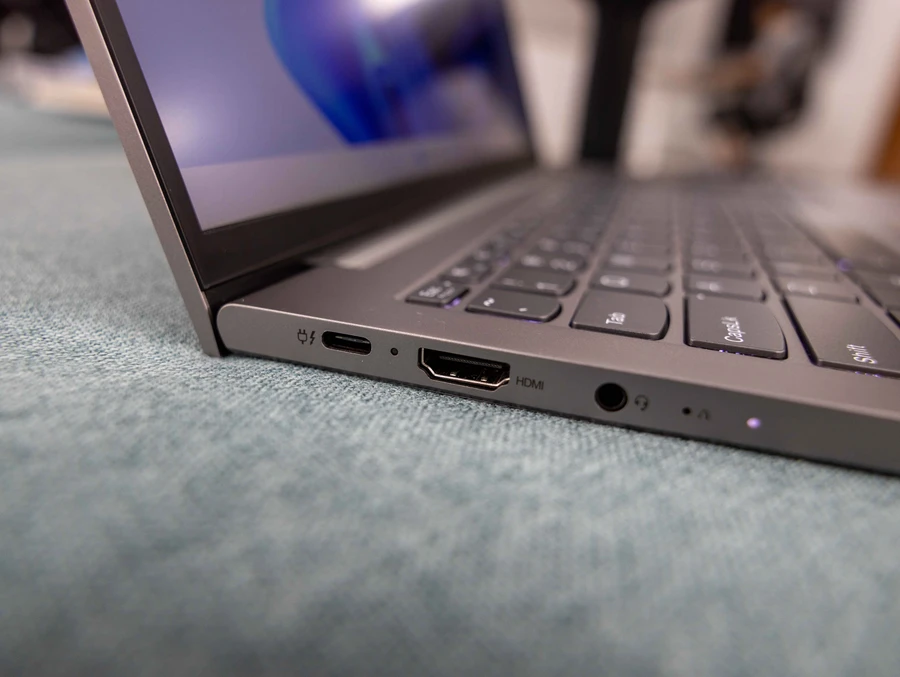 Lề trái gồm 1 cổng USB-C hỗ trợ ThunderBolt 4, 1 jack cắm tai nghe 3.5mm và 1 cổng HDMI 2.0