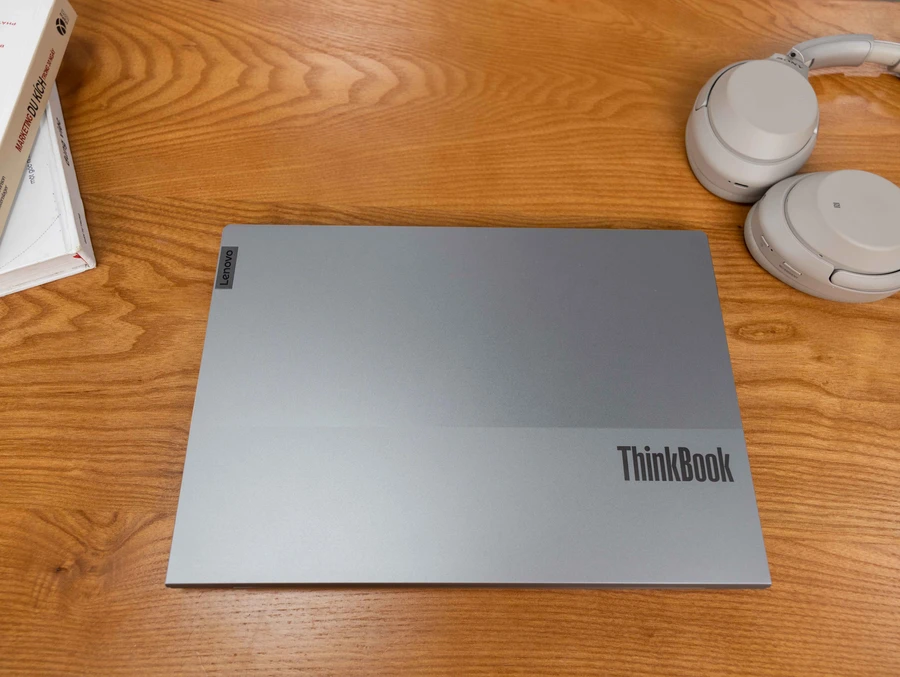 Thiết kế của ThinkBook 13s Gen 2 khiến mình liên tưởng đến hình dáng của một cuốn sách