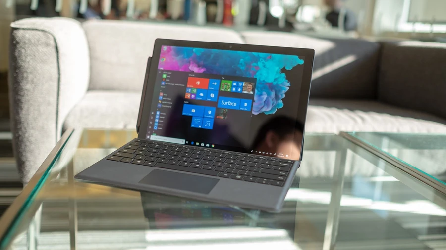 Màn hình Surface Pro 6 sắc nét kết hợp với cảm ứng 10 điểm chạm