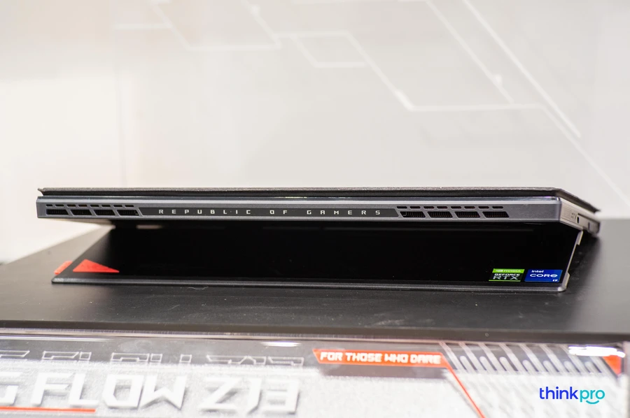Chân nâng của ASUS ROG Flow Z13 có thể mở để máy nghiêng tương đối sâu. 