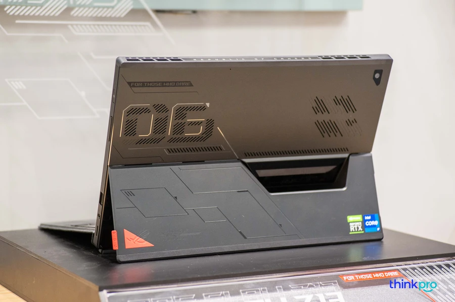 Với ASUS ROG Flow Z13,  chúng ta sẽ có thêm những tương tác mới như lắp phím vào, tháo phím ra, bẻ chân nâng