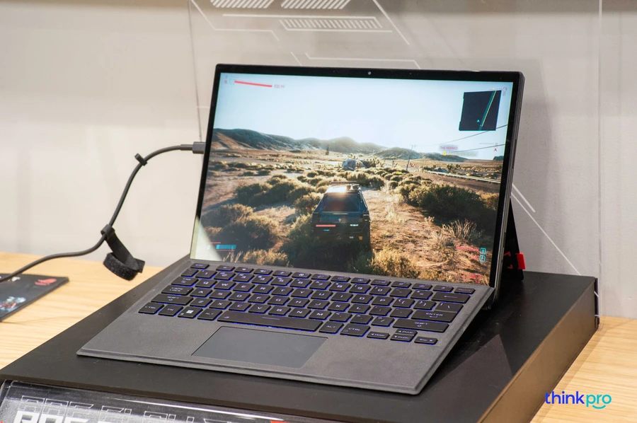 Có một điều mà chúng ta khó có thể phủ nhận khi ngắm nhìn ASUS ROG Flow Z13 là đúng vậy, trông nó rất giống với Surface Pro.