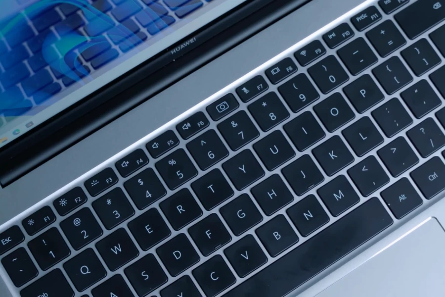 Keycap Huawei MateBook 14 AMD ôm tay nhẹ, có kích thước lớn