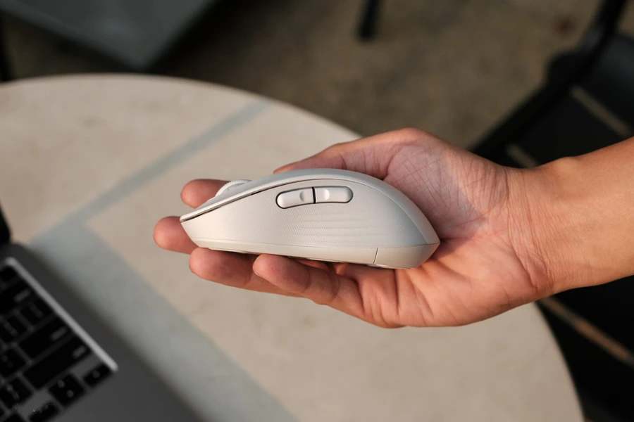Logitech SIGNATURE M650 mang lại cảm giác cầm nắm vô cùng thoải mái