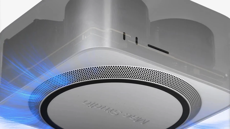 Mac Studio có cơ chế lưu thông để đẩy khí nóng thoát qua hàng lỗ thoát nhiệt dưới đế và các khe tăng cường ở mặt sau máy.