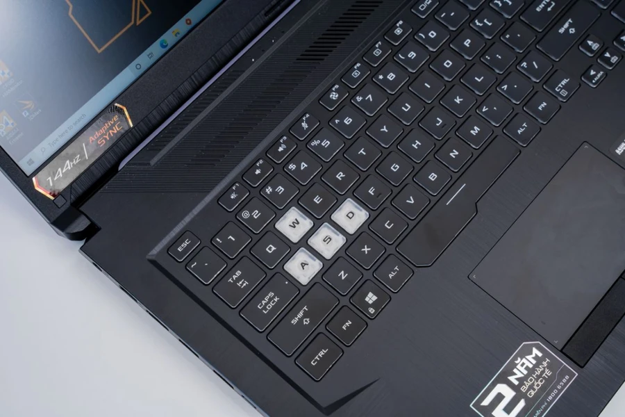 Bàn phím của ASUS TUF F17 cho cảm giác dễ chịu khi thao tác