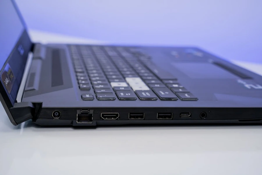 ASUS TUF F17 trang bị đa dạng các cổng chuyển đổi