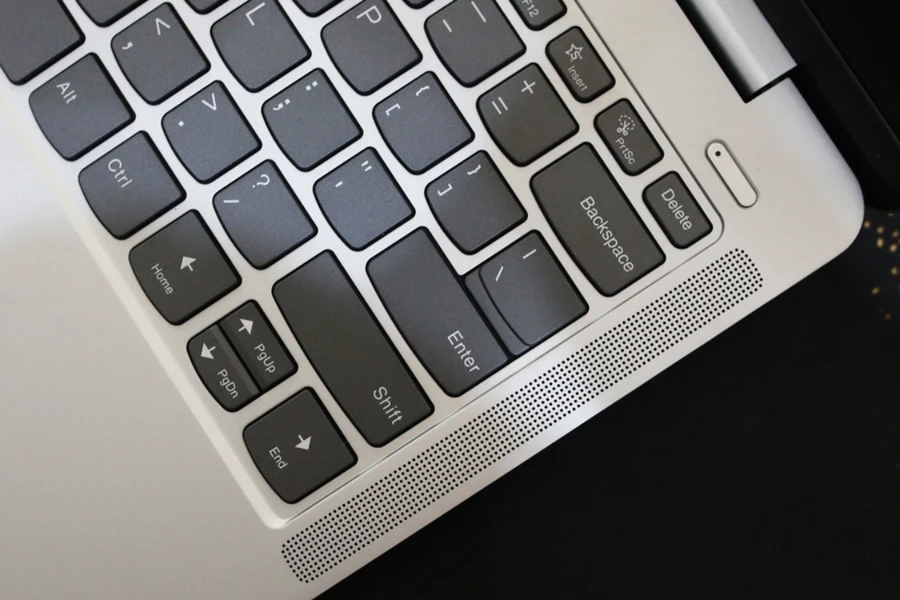 Trải nghiệm gõ phím trên máy cũng là vô cung ấn tượng, không thua kem dòng ThinkPad