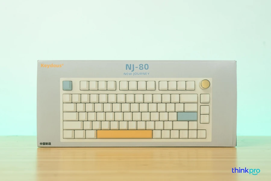 Keydous NJ80 được đóng trong một chiếc hộp tương đối đơn giản