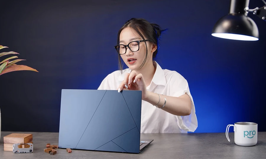 Về phần nhìn, ASUS đã làm rất tốt với Q409ZA, nhưng độ hoàn thiện thì lại chưa đạt tới mức độ tương tự. 