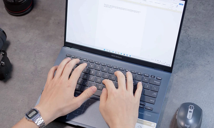 ASUS ZenBook Q409ZA vẫn sẽ có cụm phím với keycap to, font chữ mảnh nhưng lớn đặc trưng của hãng, được đi kèm đèn nền để tiện sử dụng khi thiếu sáng. 