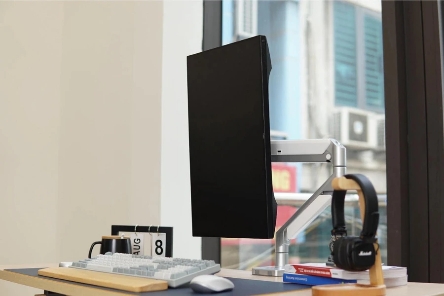 Arm màn hình giúp góc làm việc gọn gàng ngăn nắp hơn