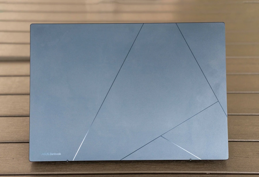 review-laptop-asus-zenbook-q409za