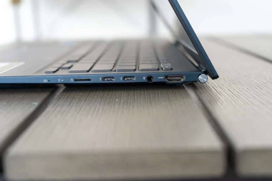 tren-tay-trai-nghiem-asus-zenbook-q409za