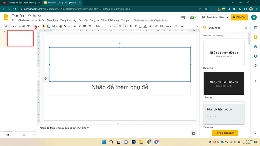 Video YouTube được dán vào Google Trang trình bày, có các tùy chọn thay đổi kích thước, vị trí và bóng đổ.