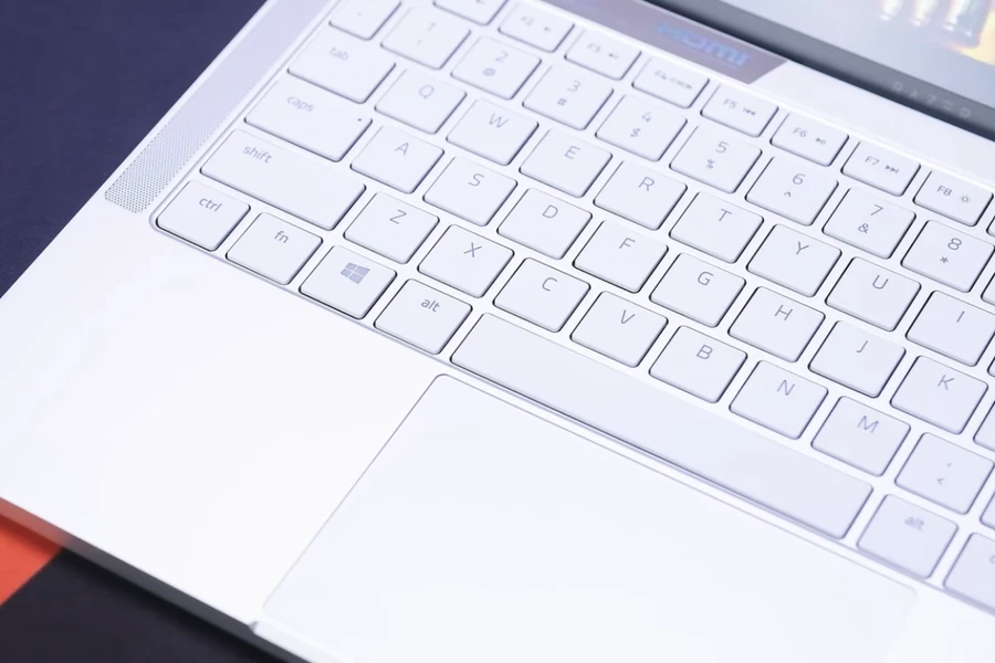 razer-book-13-thinkpro-4