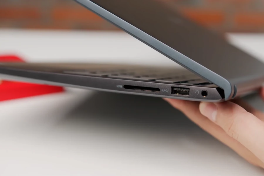 Cổng kết nối bên phải Dell Inspiron 15 5515 AMD