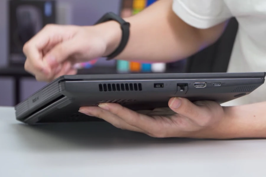 Cạnh trái của IdeaPad Gaming 3 2021