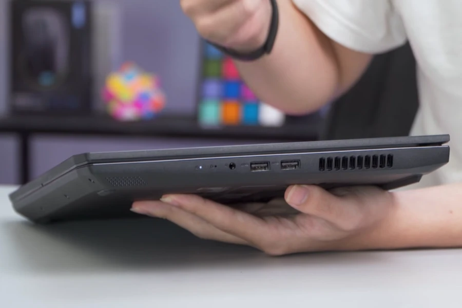 Cạnh phải của IdeaPad Gaming 3 2021 
